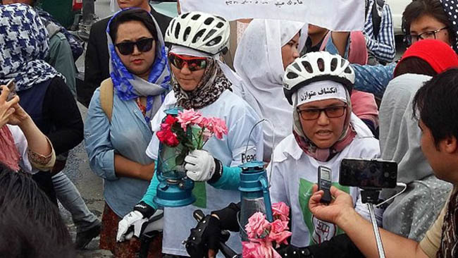 بایسیکل سواری اعتراضی دو دختر بامیانی در افغانستان